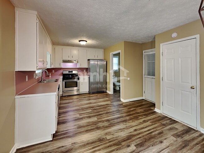 Building Photo - 1005 Whispering Woods Dr