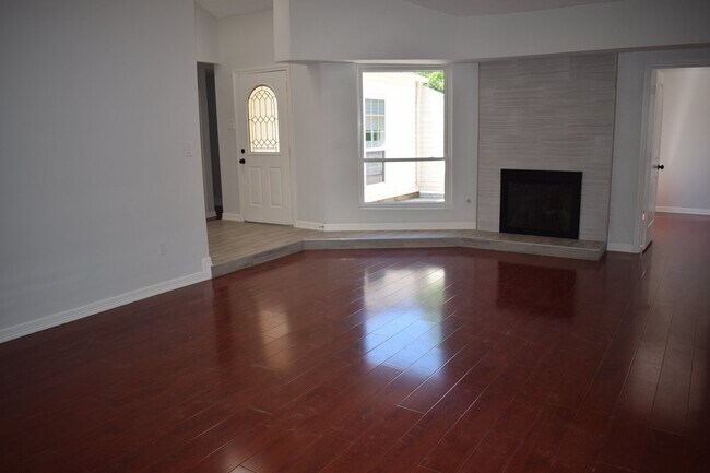 Foto del edificio - 15807 Mill Hollow Dr