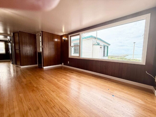 Building Photo - 2/Bed 1 Bath Beach Front Cottage