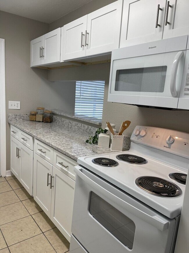 Foto del edificio - North Brandon Home with NO HOA and NO CARPET