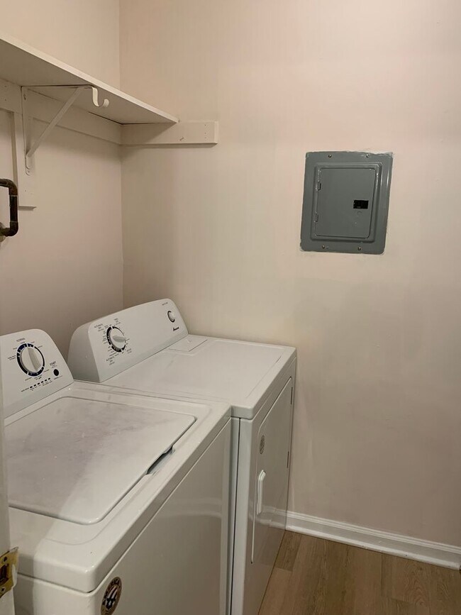 Foto del edificio - 1 BR, 1 BA Condo-3rd floor *Fresh paint throughout! * Easy to clean flooring only one year old. P...