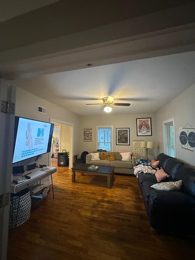 Foto del edificio - 813 Maine St