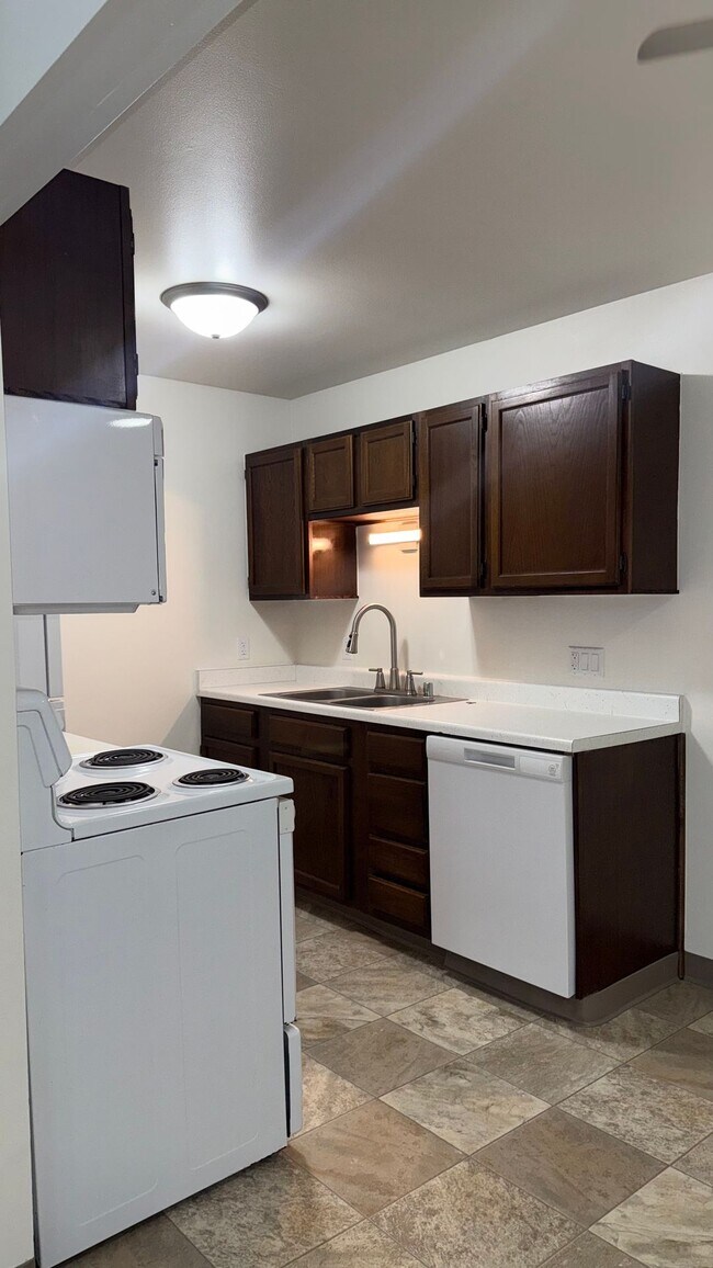 Building Photo - Upper 2 Bedroom - Elkhorn Village Apartments – Comfortable Living, Everyday Convenience