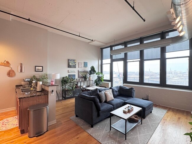 Building Photo - 1224 W Van Buren St
