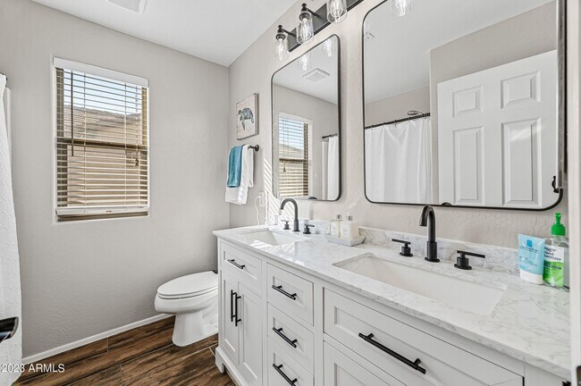 Foto del edificio - 15046 W Sells Dr