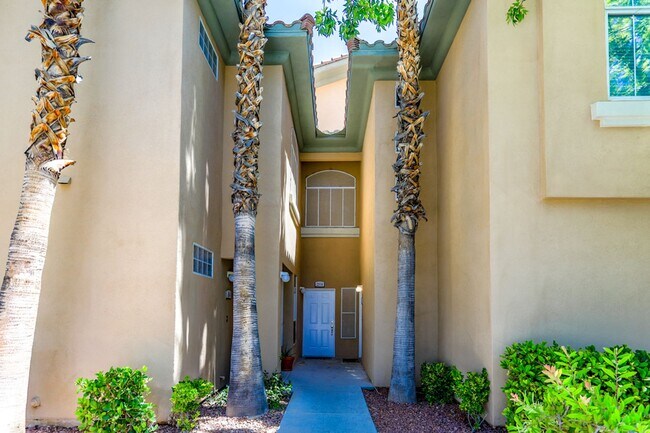 Foto del edificio - 2 Bedroom Condo In Guard Gated Summerlin C...