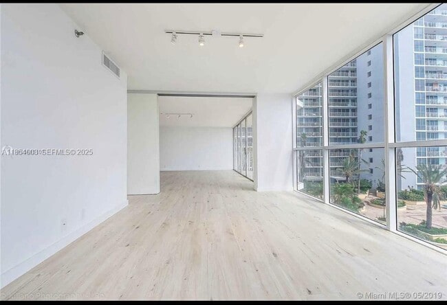 Foto del edificio - 7601 E Treasure Dr