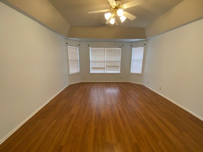 Foto del edificio - Two-Story Home, 4-5 bedrooms, 2.5 bathroom...