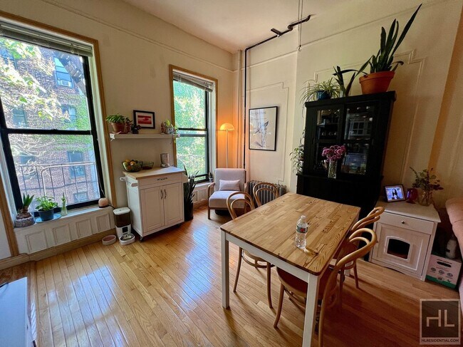 Foto del edificio - 2BR 2BA Brownstone On Clinton Hill Bedstuy Border