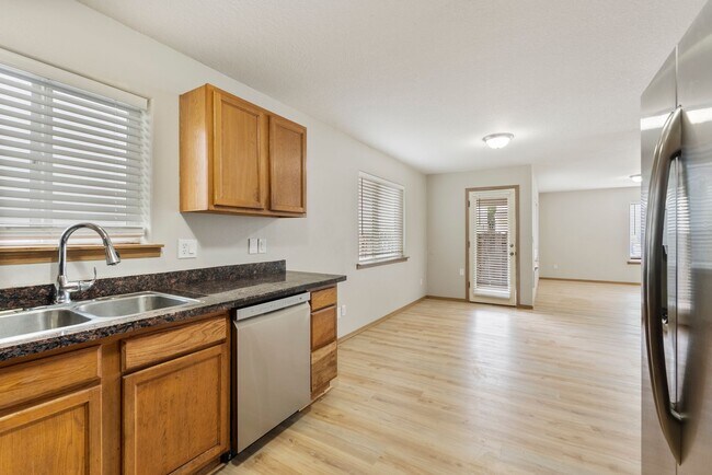 Building Photo - 5Bed/2.5 Bath House available