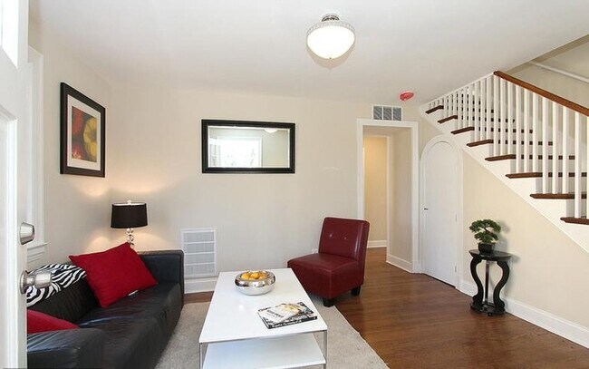 Building Photo - Lovely 3 BR/2 BA Single-Family Home in Dea...