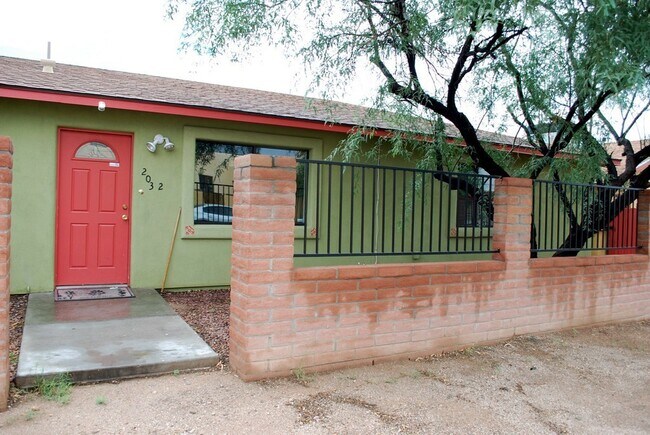 Foto del edificio - Modern 4 Bed 5 Bath Near UofA – Private Baths & Off-Street Parking