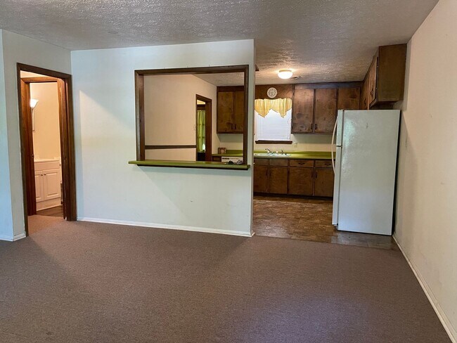Building Photo - 2 bedroom 1 bath duplex is located off Whi...