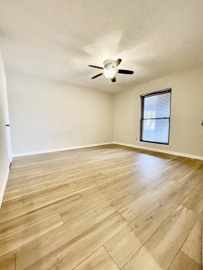 Building Photo - 10904 Springhollow Rd