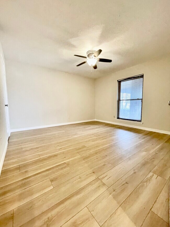 Foto del edificio - 10904 Springhollow Rd