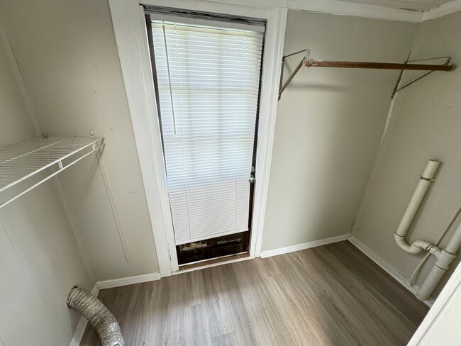 Building Photo - 2 bed 1 bath house close to downtown Kanna...