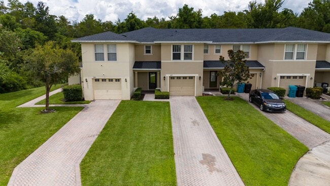 Foto del edificio - Town House 3 Bedroom and /2.5 Bathrooms. At Lee Vista area gated Community.