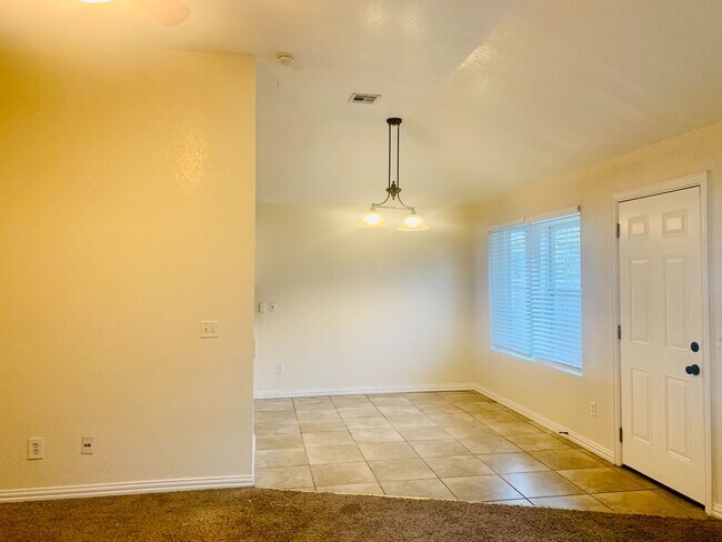 Building Photo - Beautiful 3 bed, 2 bath home in Noble!--12...