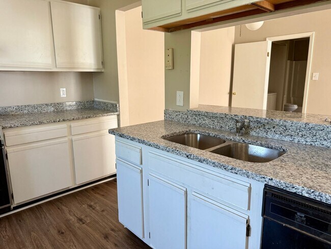 Foto del edificio - 2 bedroom 2nd Story Condo in Virginia Beach