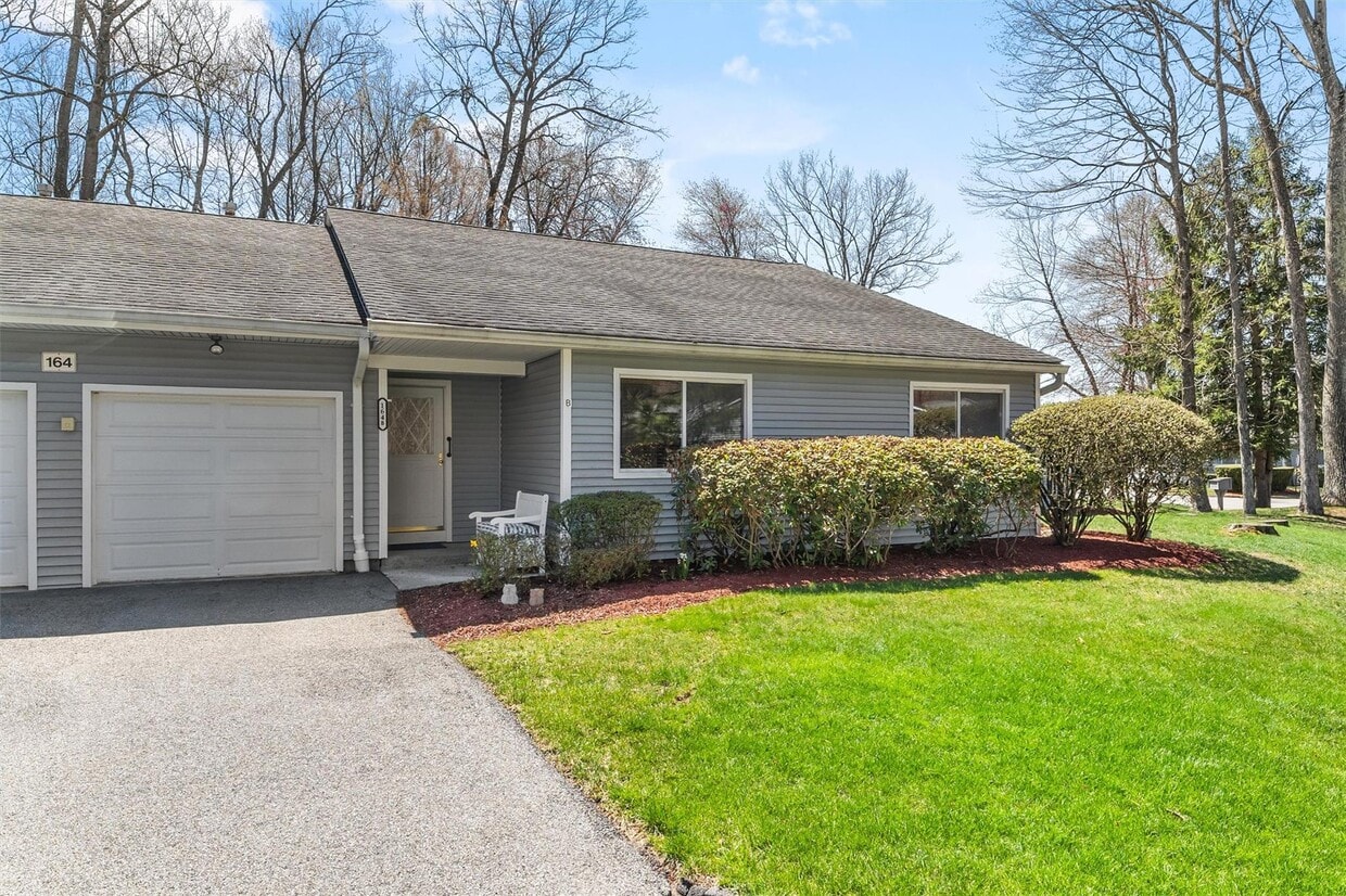 Primary Photo - 164 Carriage Ct