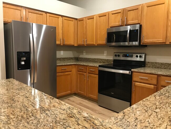 Kitchen - 760 Riviera Dr NE