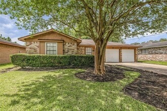 Building Photo - 1105 E Brown Ln
