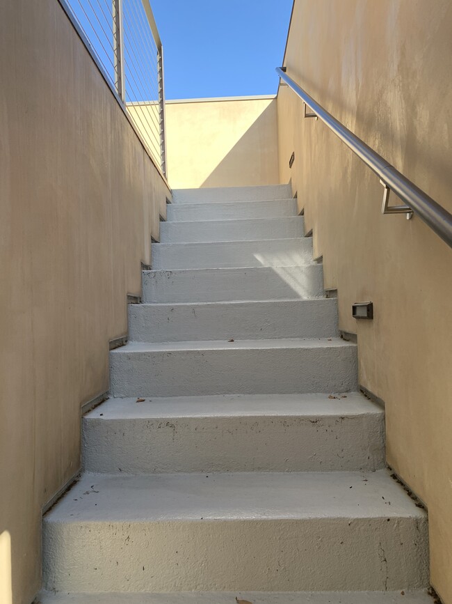 Escaleras a tu nuevo hogar - 838 25th St