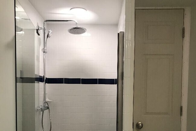 nueva ducha de baño - 4805 Randolph Dr