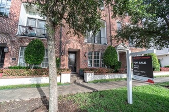 Building Photo - 1027 St Charles St