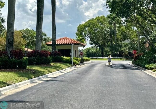 Building Photo - 5691 Fox Hollow Dr