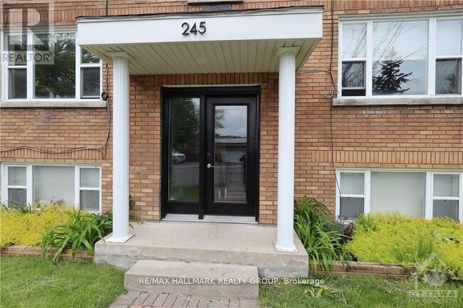 Building Photo - 7 - 245 DES PERES BLANCS AVENUE
