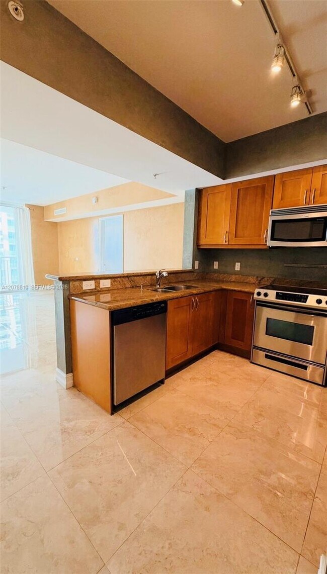 Foto del edificio - 1755 E Hallandale Beach Blvd