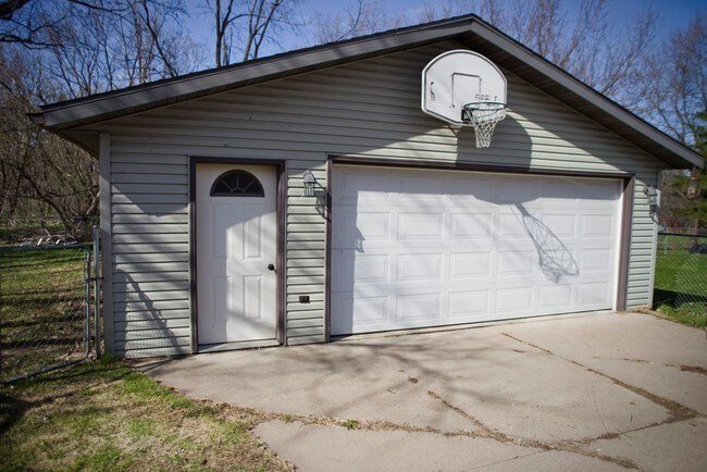 Building Photo - 807 Adler Rd