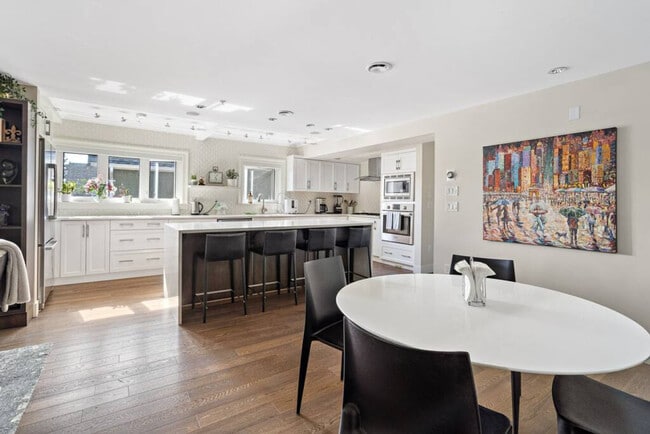 Photo du bâtiment - 2457 W 7th Ave