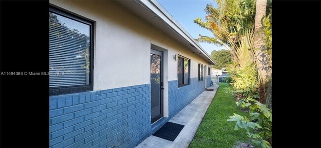 Building Photo - 1513 NW 3rd Ave