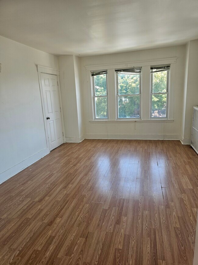 Living room - 25 Sunset Ave