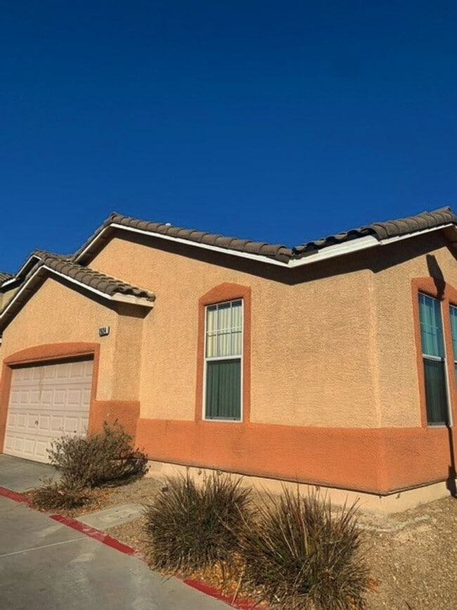 Building Photo - Single story 3 bed 2 baths property inside the gated Cactus Springs community! Home has all LVP a...