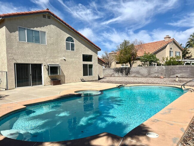 Building Photo - Green Valley Pool Beauty!