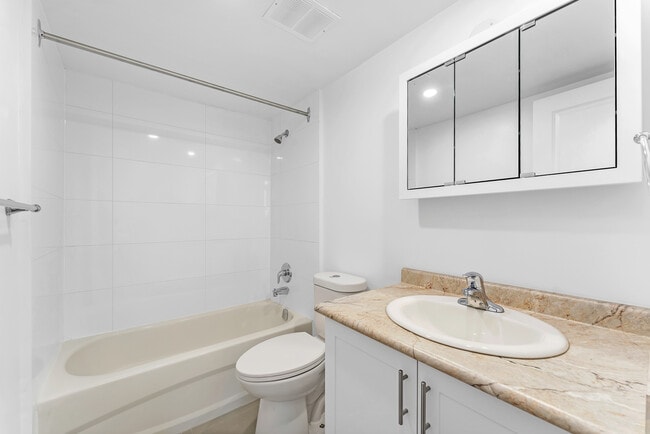 Building Photo - 1 BD 1 BA + AC in Prime Etobicoke
