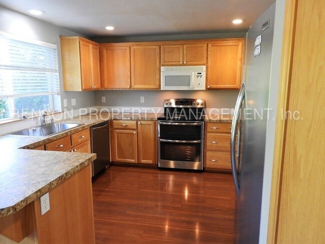 Building Photo - 5 Bedroom Home New on the Market!