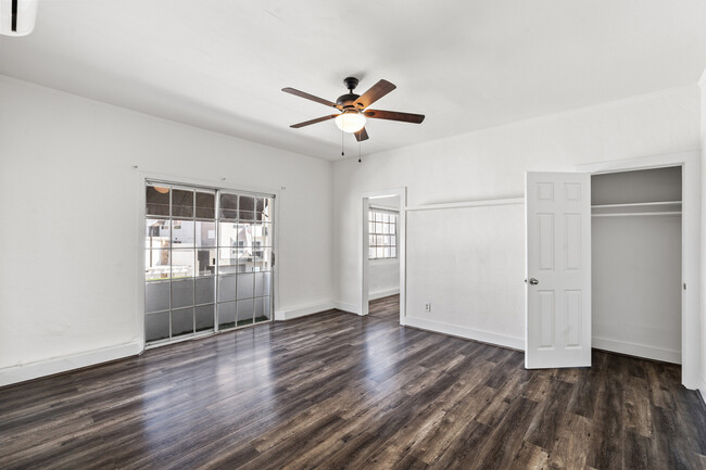 Building Photo - 829 S La Brea Ave