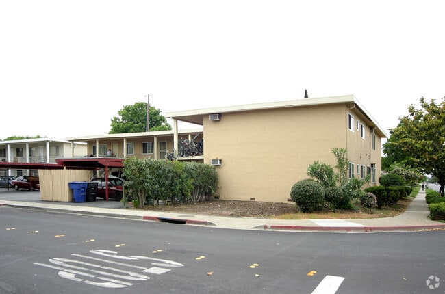 Building Photo - 1495 Bassett Dr