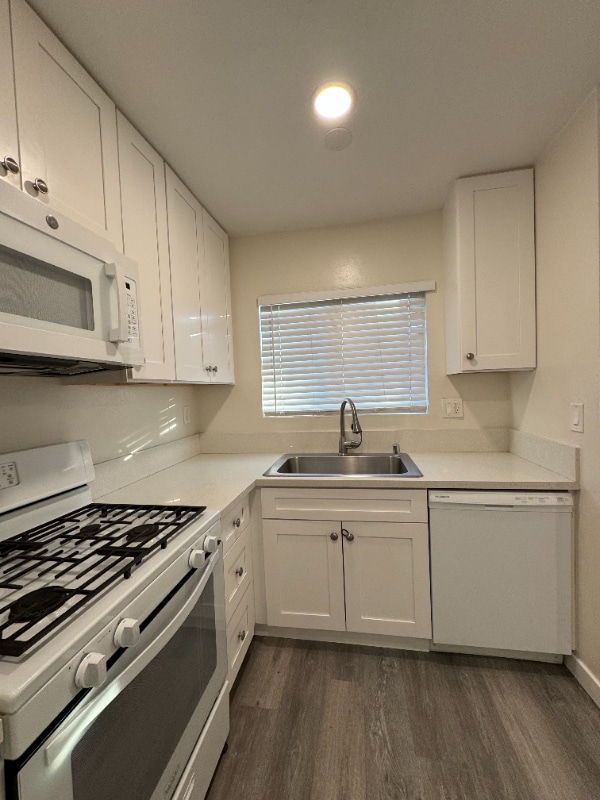 Photo - 15029 Burbank Blvd (Los Angeles, CA) Apartment