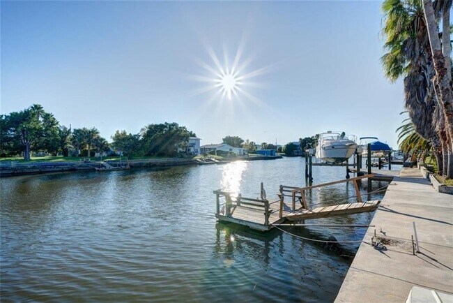 Foto del edificio - 4984 Cedarbrook Ln