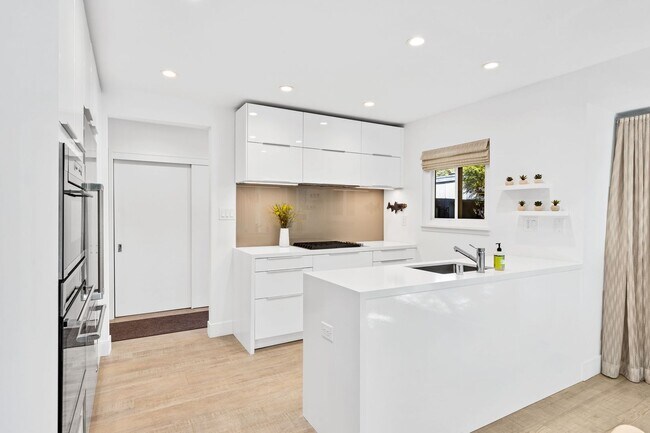 Foto del edificio - Stylish Condo in Desirable Alta Heights Neighborhood