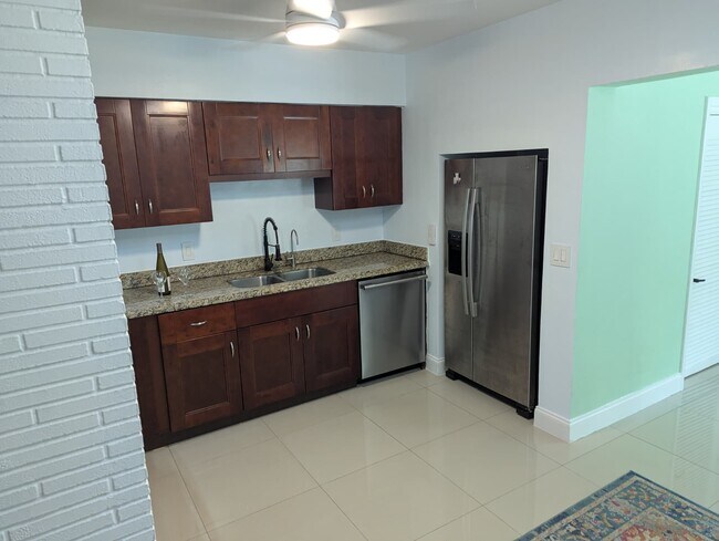 Foto del edificio - 2220 NE 37th St