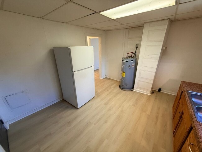 Building Photo - Charming and Affordable Home on quiet street (2 bedroom/1 bath)