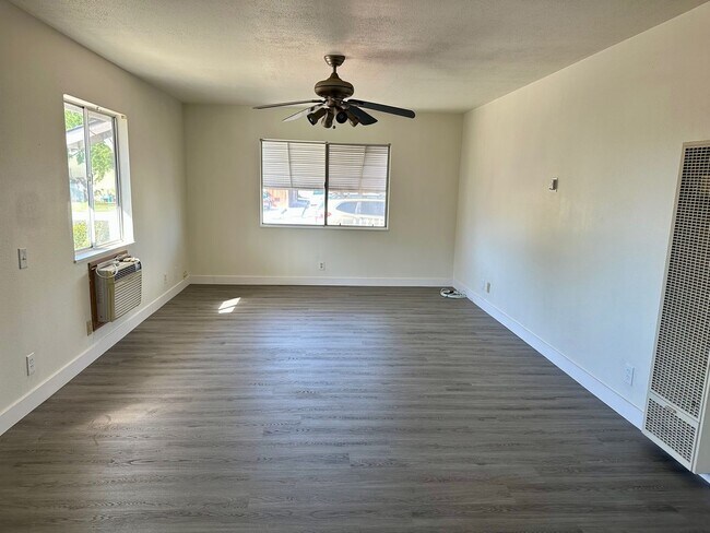 Foto del edificio - 2 bedroom 1 bath duplex