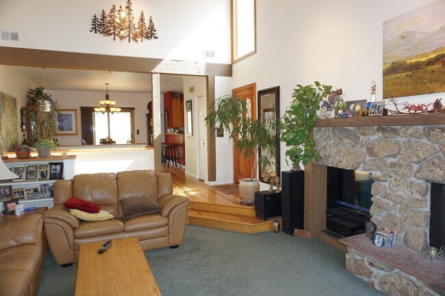 Foto del edificio - Shorter Term Lease!!!   Five Bedroom Raise...