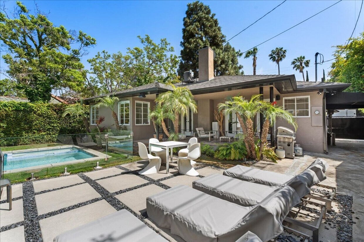 Foto principal - Luxury Private 2 bd Rental Home w/ Pool